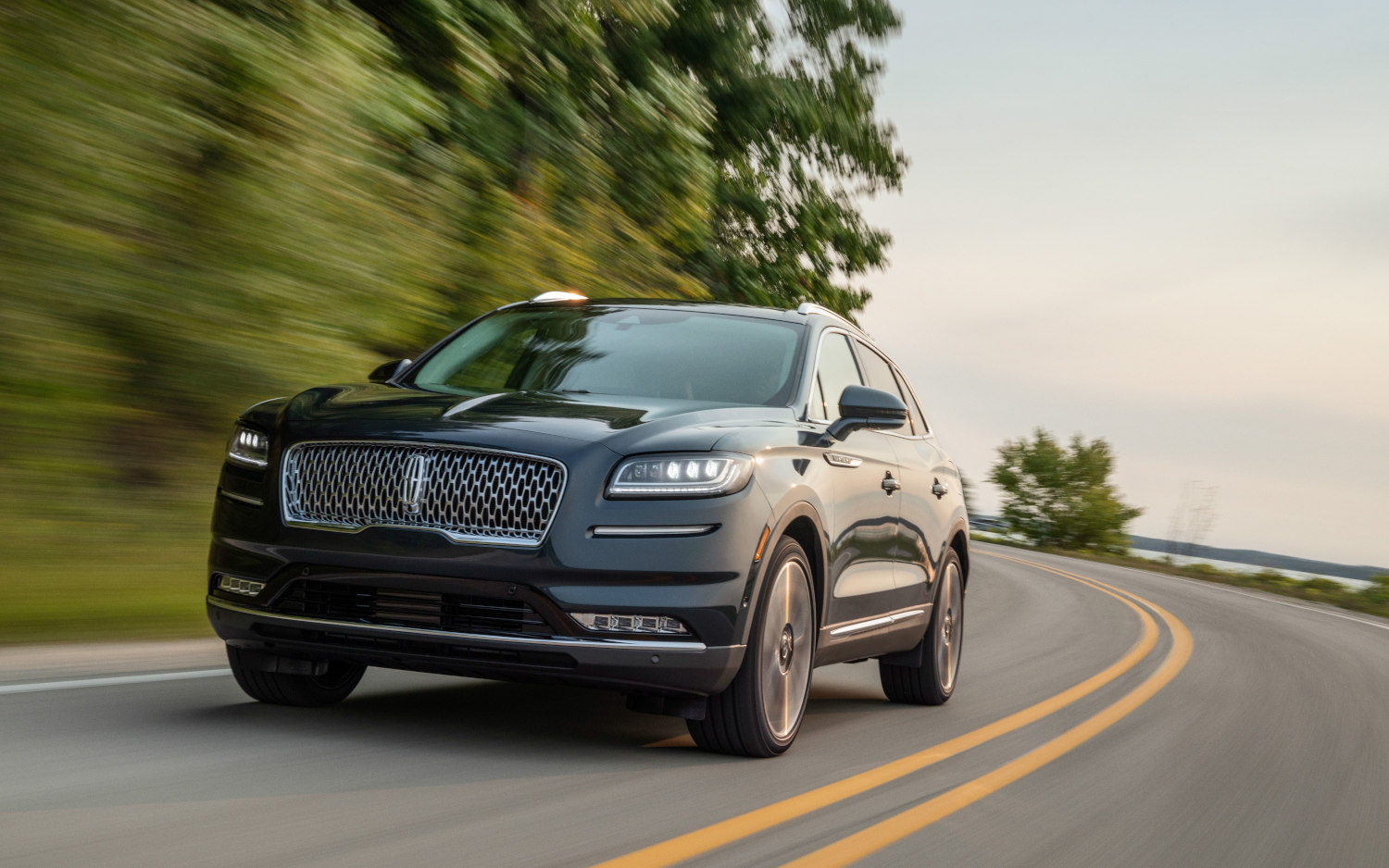 Comparison Audi Q5 Quattro 2021 vs Lincoln Nautilus Black Label